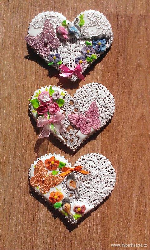 Perníkové srdce s maceškami, růžemi, motýly a ptáčky - foto 1