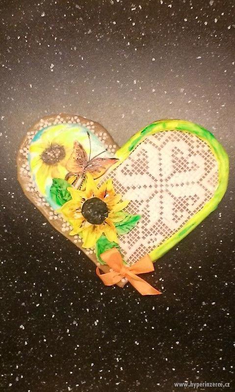 Perníkové srdce s maceškami, růžemi, motýly a ptáčky - foto 12