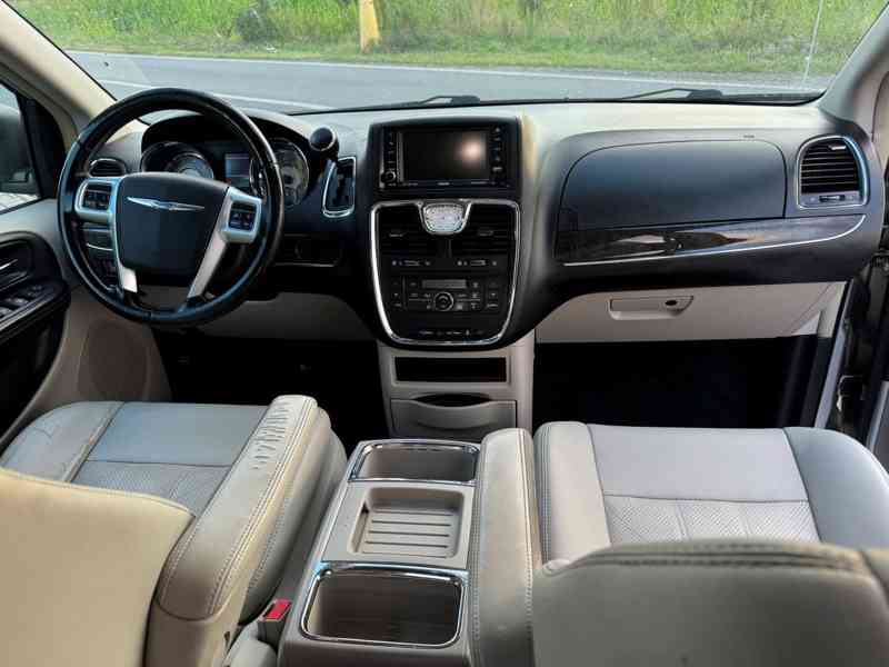 Chrysler Town Country 3,6 Penta DVD 2011 - foto 10