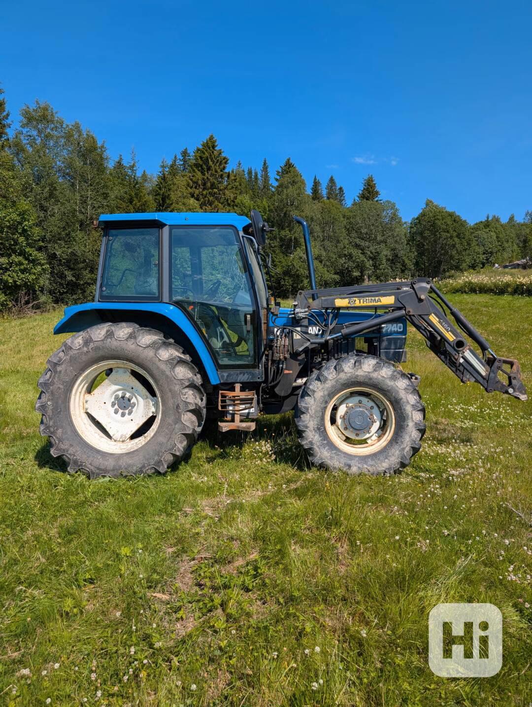 Traktor New Holland 4770 LS s plně vybaveným čelním nakladač - foto 1