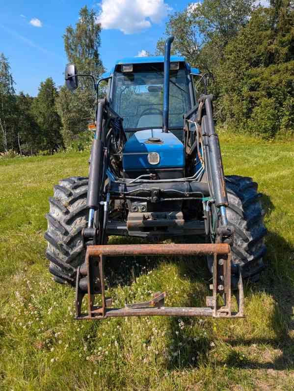 Traktor New Holland 4770 LS s plně vybaveným čelním nakladač - foto 2