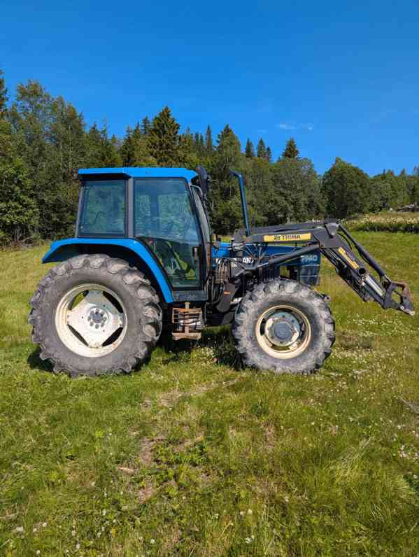 Traktor New Holland 4770 LS s plně vybaveným čelním nakladač - foto 1