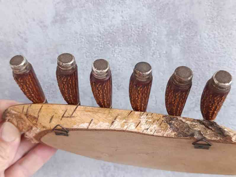 6ks malých nožíku na dřevěné podložce na zavěšení - foto 12