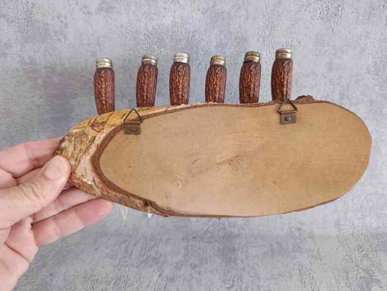 6ks malých nožíku na dřevěné podložce na zavěšení - foto 11