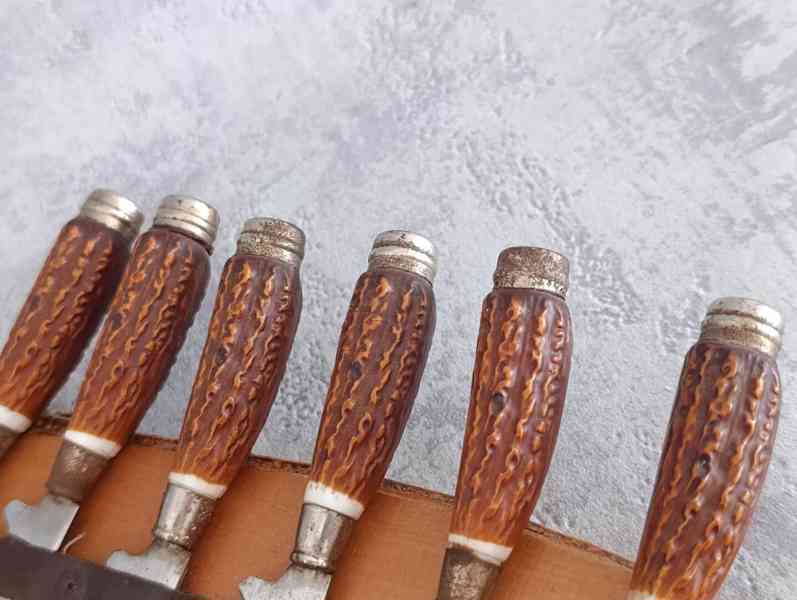 6ks malých nožíku na dřevěné podložce na zavěšení - foto 14