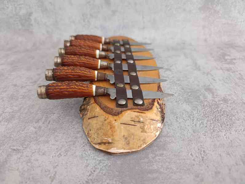 6ks malých nožíku na dřevěné podložce na zavěšení - foto 3