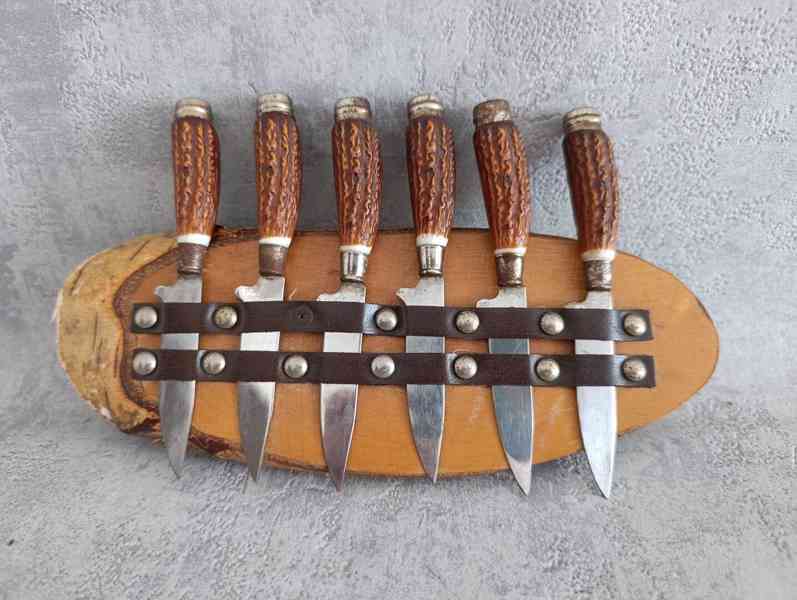 6ks malých nožíku na dřevěné podložce na zavěšení - foto 4