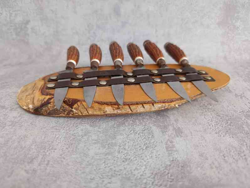 6ks malých nožíku na dřevěné podložce na zavěšení - foto 2