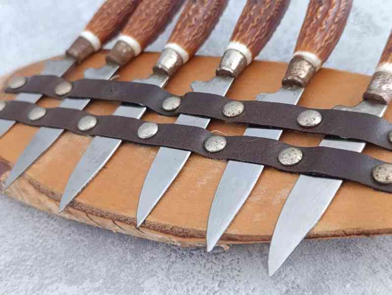 6ks malých nožíku na dřevěné podložce na zavěšení - foto 15