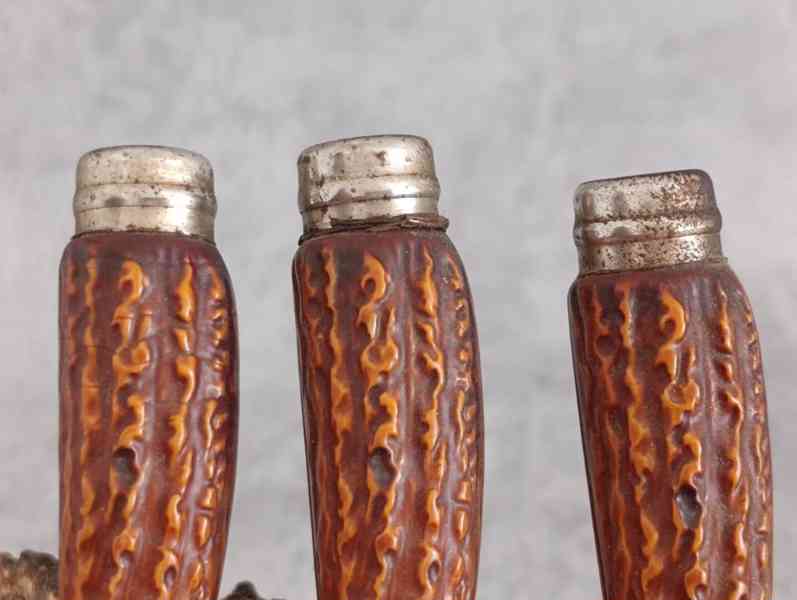 6ks malých nožíku na dřevěné podložce na zavěšení - foto 7