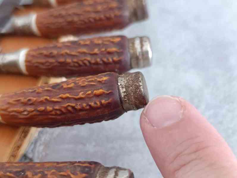 6ks malých nožíku na dřevěné podložce na zavěšení - foto 13