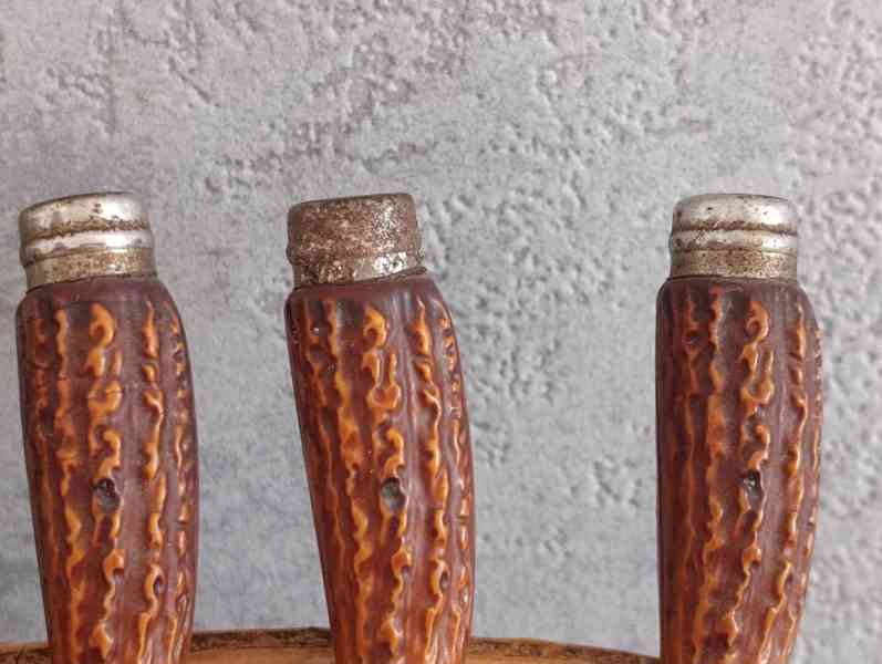 6ks malých nožíku na dřevěné podložce na zavěšení - foto 6