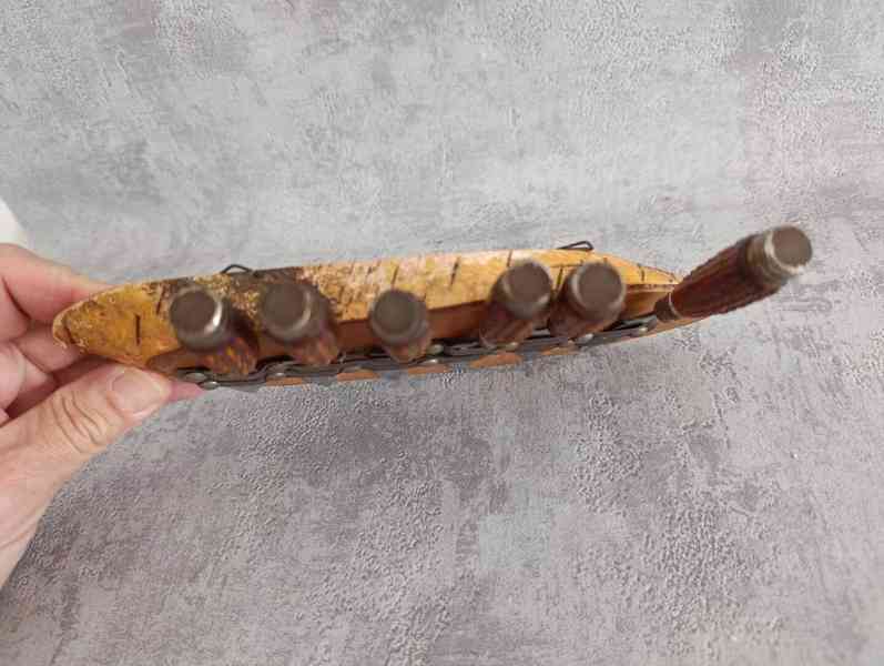 6ks malých nožíku na dřevěné podložce na zavěšení - foto 8