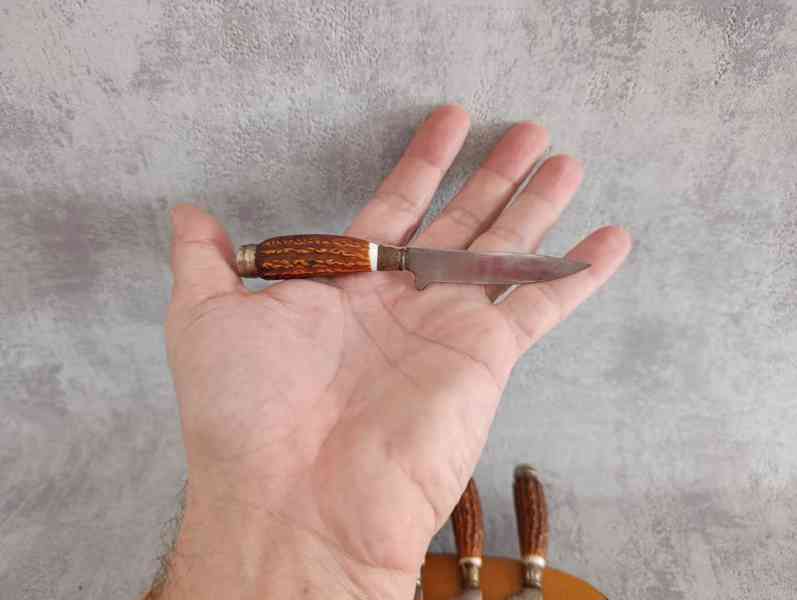 6ks malých nožíku na dřevěné podložce na zavěšení - foto 9