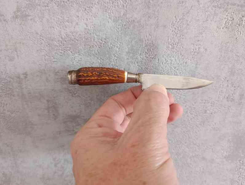 6ks malých nožíku na dřevěné podložce na zavěšení - foto 10