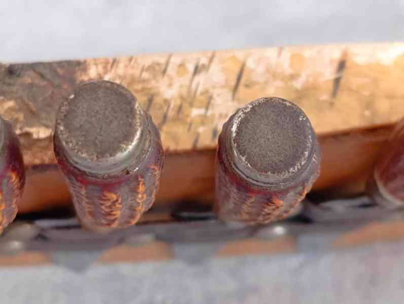 6ks malých nožíku na dřevěné podložce na zavěšení - foto 5