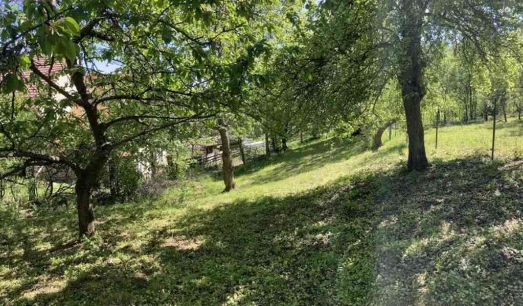 Prodej rodinného domu se dvěma zahradami a stodolou-Zubrnice - foto 7