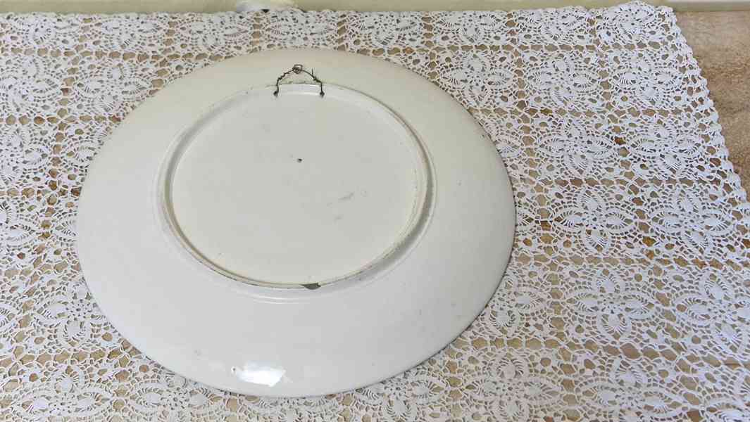 Krásný ručně malovaný plastický Talíř RDZ Majolika  - foto 3