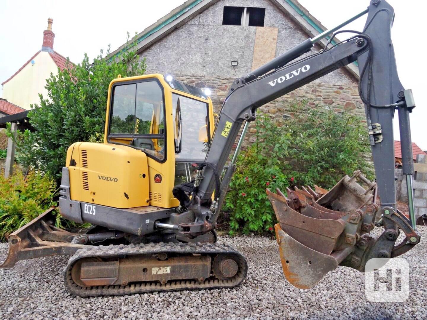 Stav výborný minibagr Volvo EC25  - foto 1