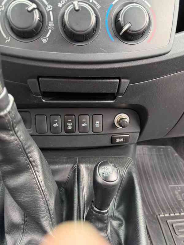 Toyota Hilux 2,5D4D Extra Cab 106kw - foto 6