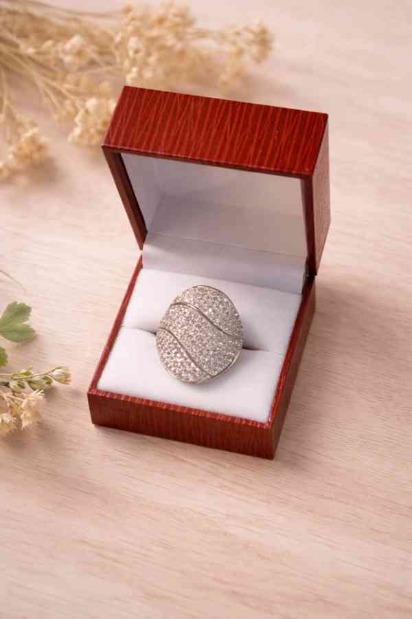 Výrazný prstýnek s čirými kamínky 