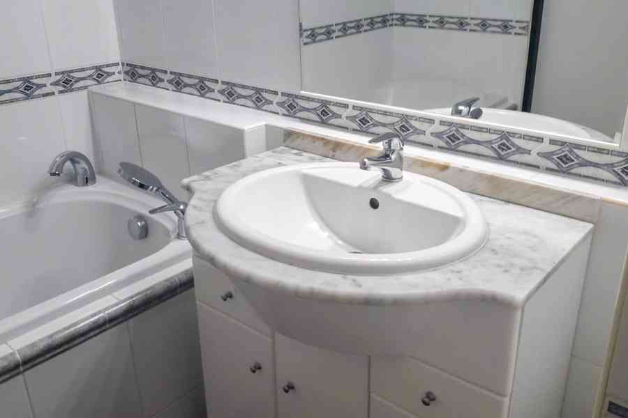kompletní vybavení koupelny - foto 3