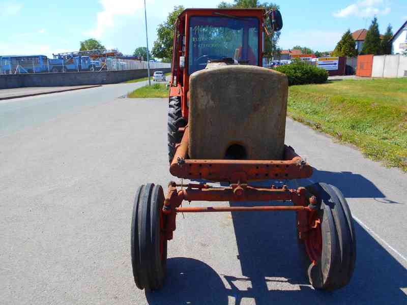 RUSKÝ TRAKTOR S CISTERNOU	 - foto 2