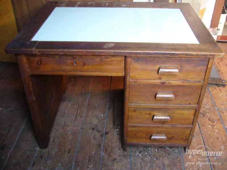 Starý psací stůl