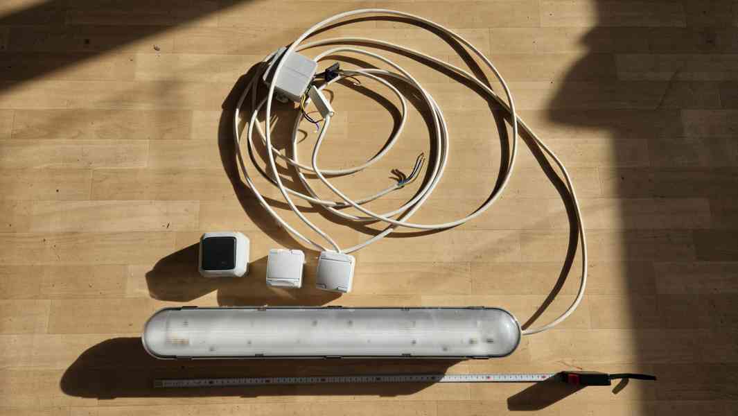 LED zářivka Philips 65cm  2x zásuvka vypínač kabel měděný 