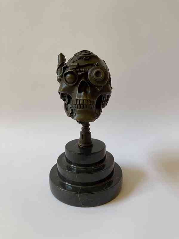 Steampunková socha lebky-bronzová socha na mramoru - foto 3