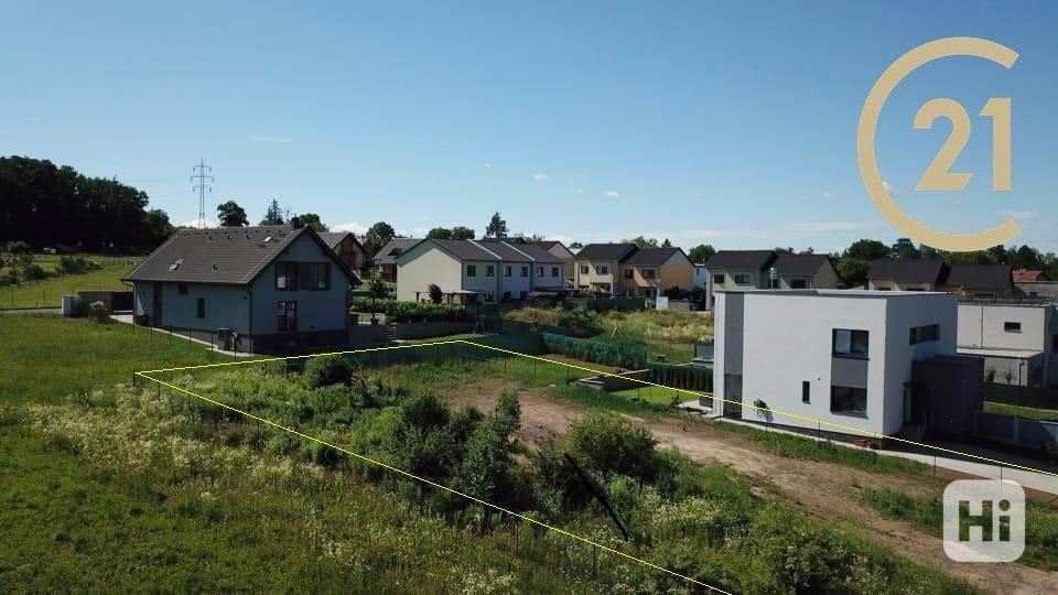 Mírně svažitý pozemek k bydlení na hranici Prahy - foto 9