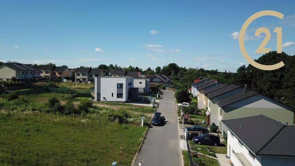 Mírně svažitý pozemek k bydlení na hranici Prahy - foto 3