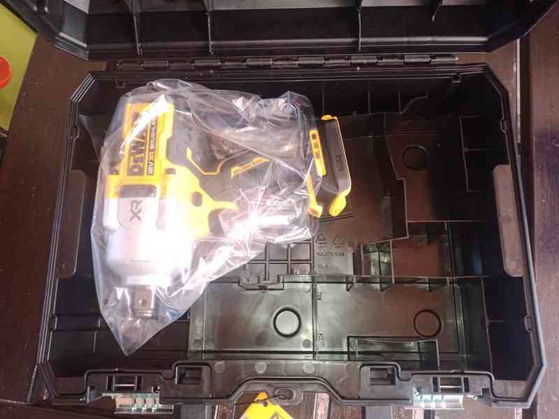 DeWALT DCF964NT Aku rázový utahovák (2576Nm/18V/bez aku) Tst - foto 3