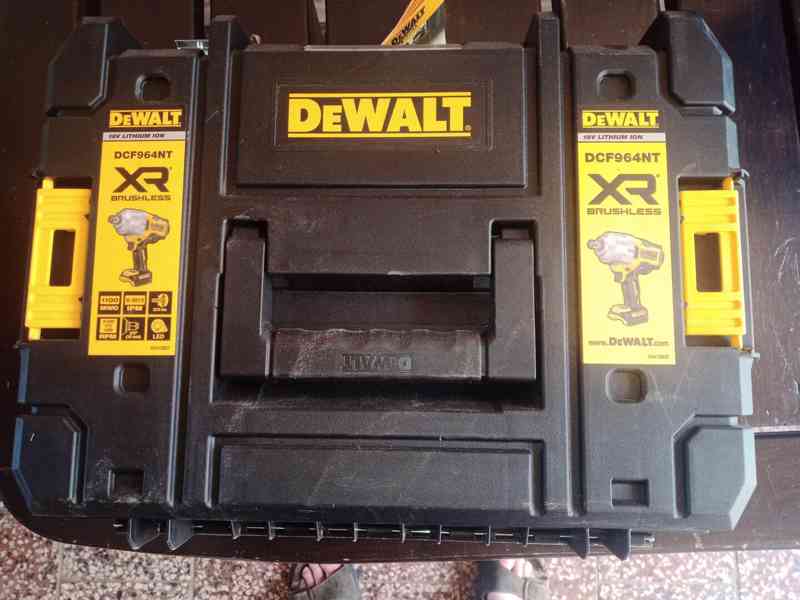 DeWALT DCF964NT Aku rázový utahovák (2576Nm/18V/bez aku) Tst - foto 2