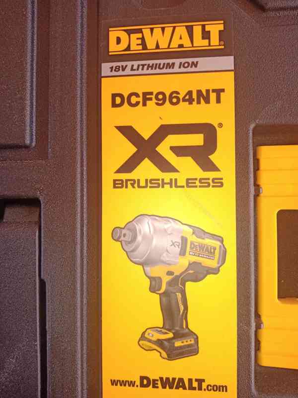 DeWALT DCF964NT Aku rázový utahovák (2576Nm/18V/bez aku) Tst - foto 4