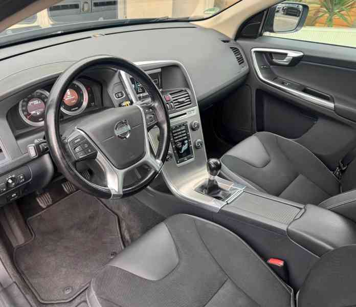 Volvo XC60 Momentum 120kw - foto 8