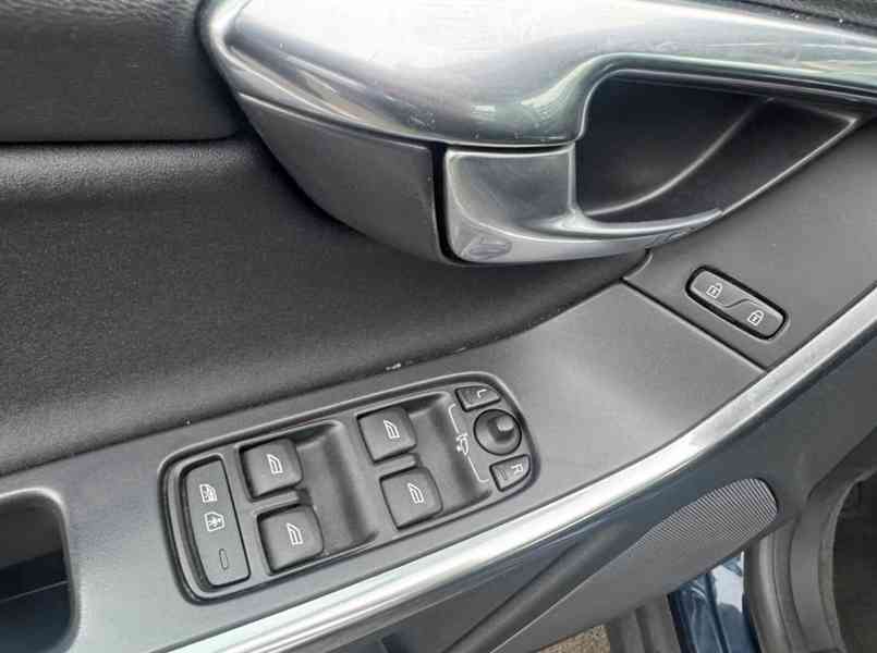 Volvo XC60 Momentum 120kw - foto 10