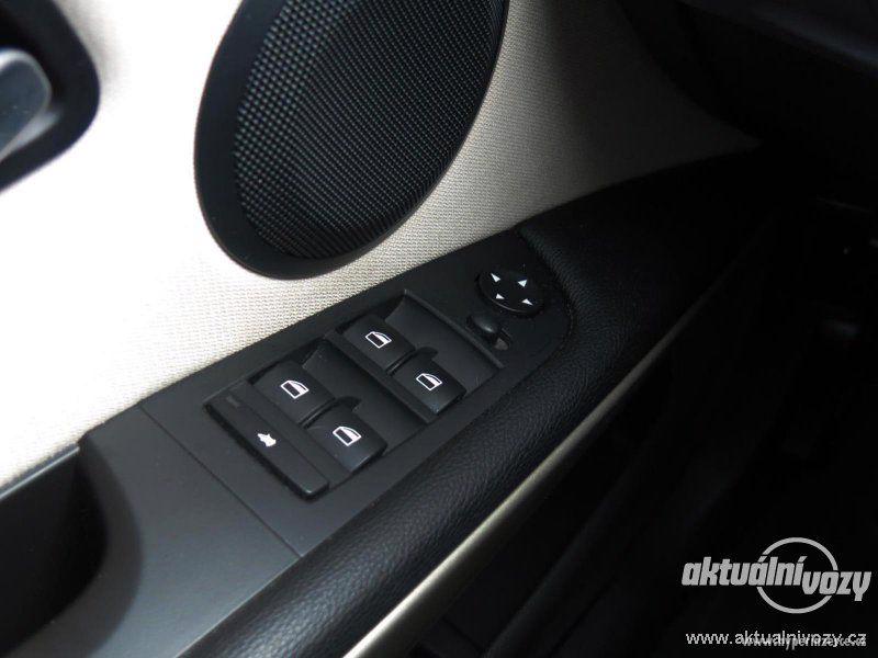 BMW 3 2.0, nafta, rok 2010 - foto 6