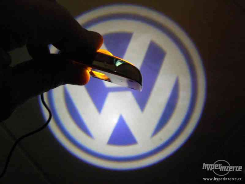 Promítání loga Volkswagen na vozovku