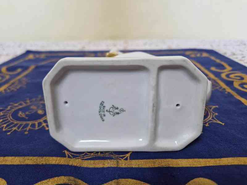 Hezká porcelánová plastika Kachna a Žába Horní Slavkov - foto 6