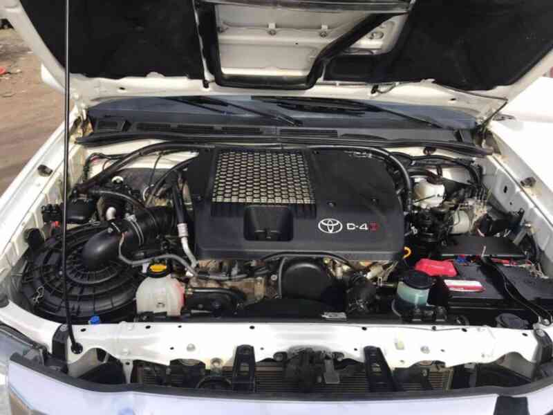 Toyota Hilux Double Cab 4x4 "Comfort" - foto 4