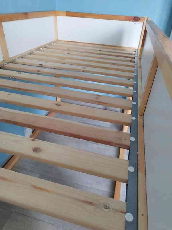 Dětská oboustranná postel IKEA KURA – bílá/borovice - foto 8
