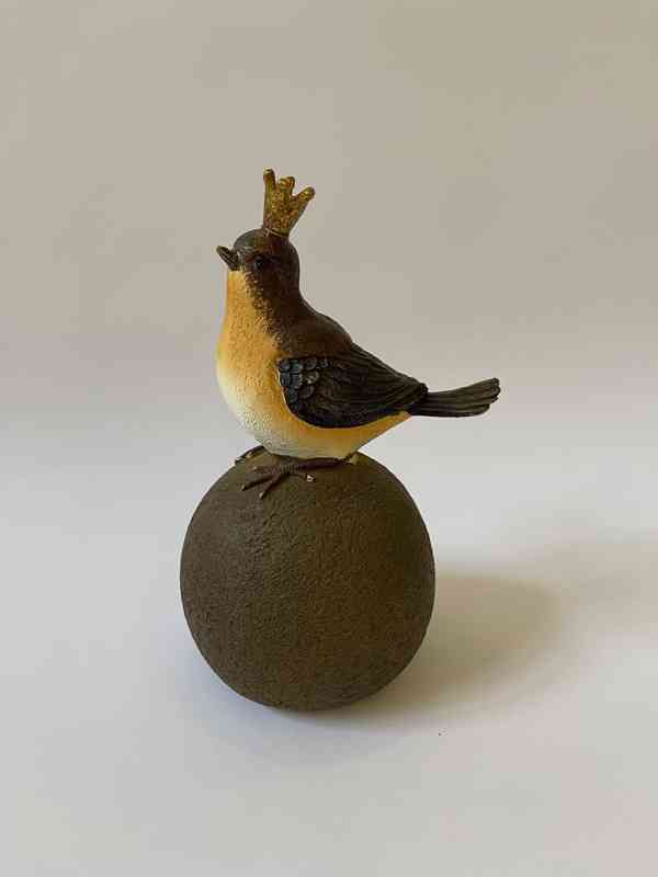 Soška - ptáček se zlatou korunkou