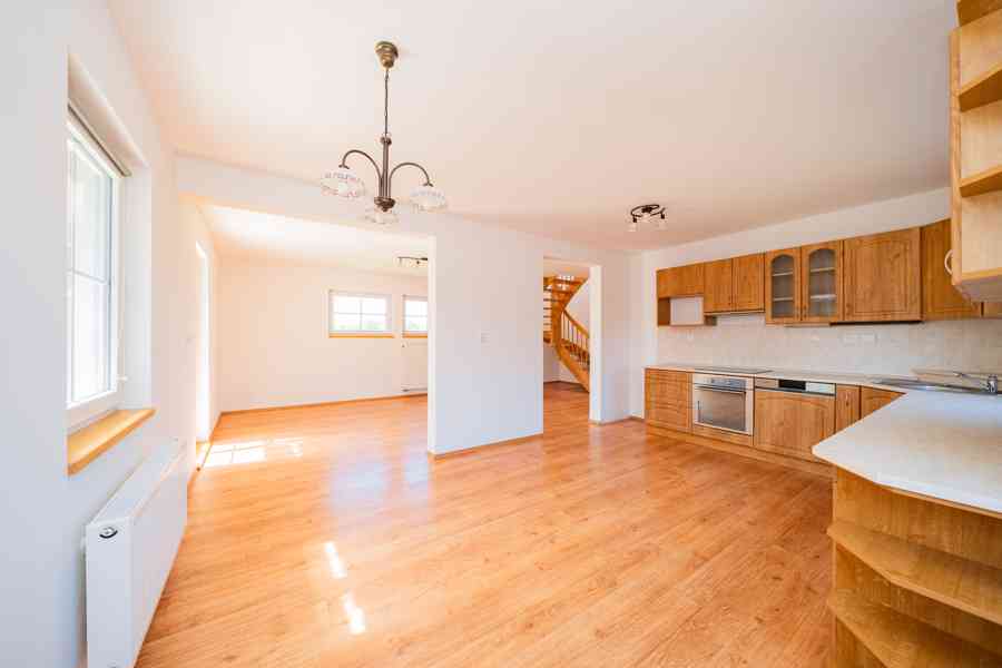 Prodej rodinného domu se zimní zahradou 160 m², pozem.816 m² - foto 6
