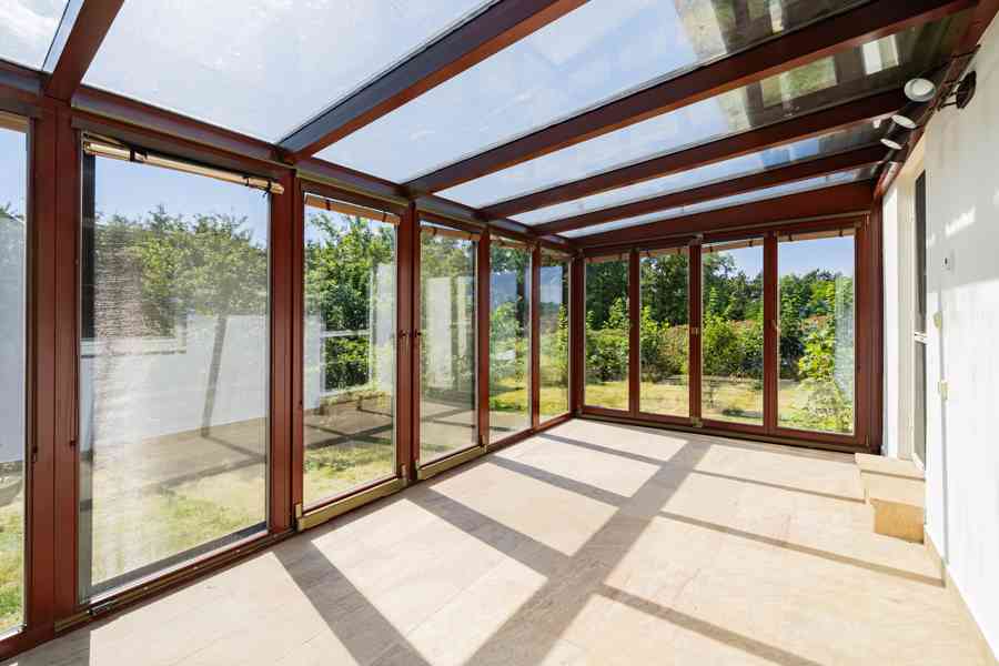 Prodej rodinného domu se zimní zahradou 160 m², pozem.816 m² - foto 2