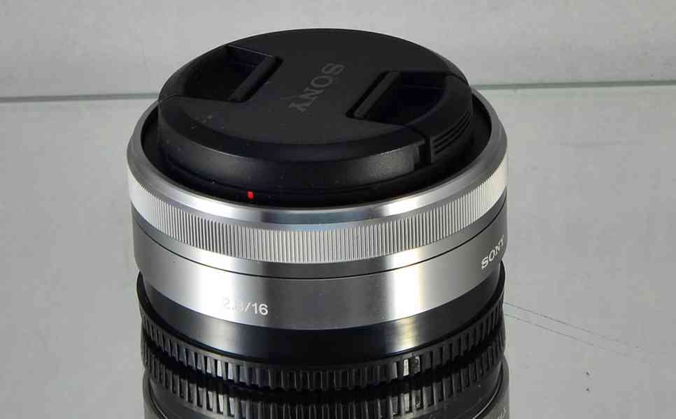 Sony E 16mm f/2,8 **APS-C  širokoúhlý, E mount - foto 7