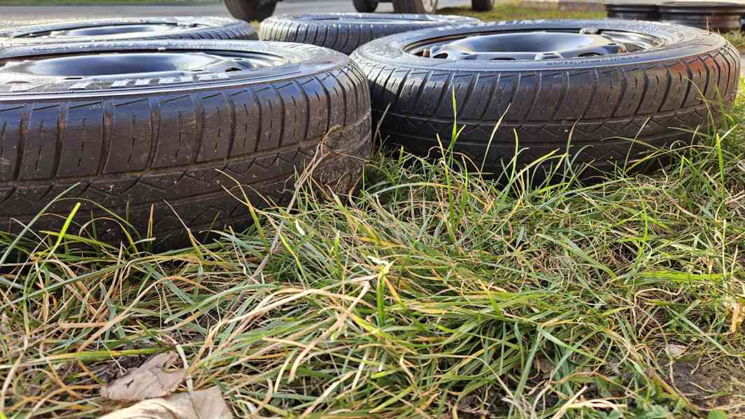 Škoda Fabia letní kola pneumatiky 165/70R14 plechové ráfky - foto 4