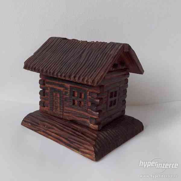 Dřevěný domek-vyřezávaný - foto 1