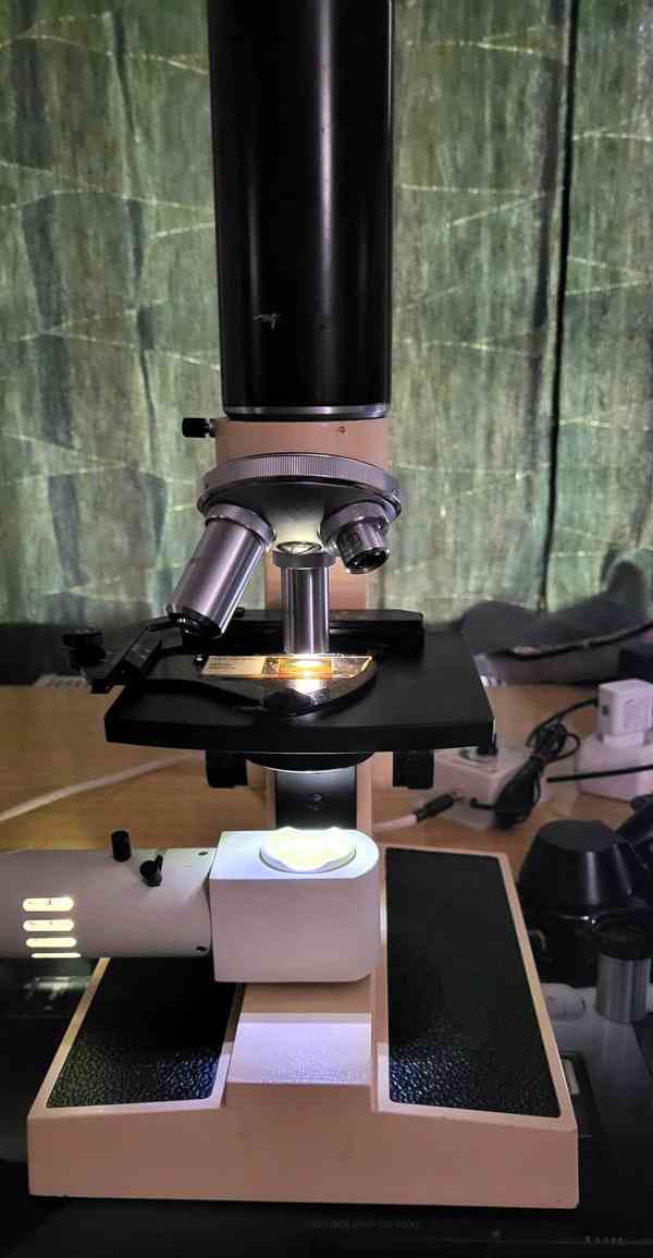 Prodám osvědčený studentský monokulární mikroskop s projekcí - foto 2