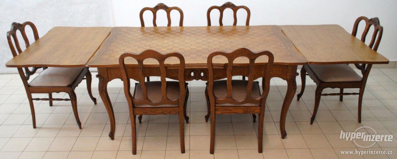 Starožitný rozkládací stůl a šest židlí - foto 4